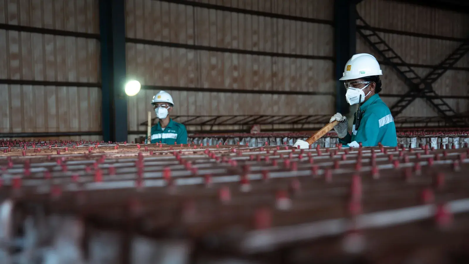 Indonesian and Chilean delegations at a bilateral meeting in Santiago, with copper cathodes or a modern tailings facility as an alternative industrial image